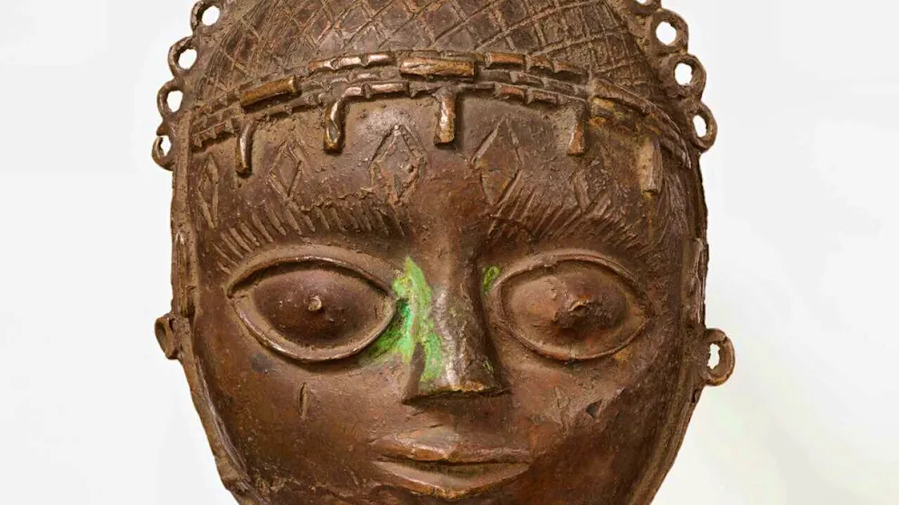 The Uhunmwu-Ẹkuẹ pendant mask was looted at the end of the 19th century in what was then the Kingdom of Benin (now Nigeria) and later came to the Rietberg Museum in Zurich. The pendant mask is one of the Benin objects that will now be returned to Nigeria.