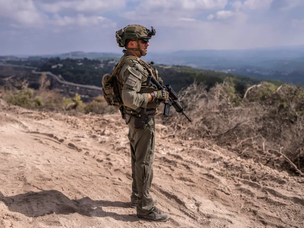 Ein israelischer Soldat in einem südlibanesischen Dorf an der Grenze zu Israel. Foto: 
