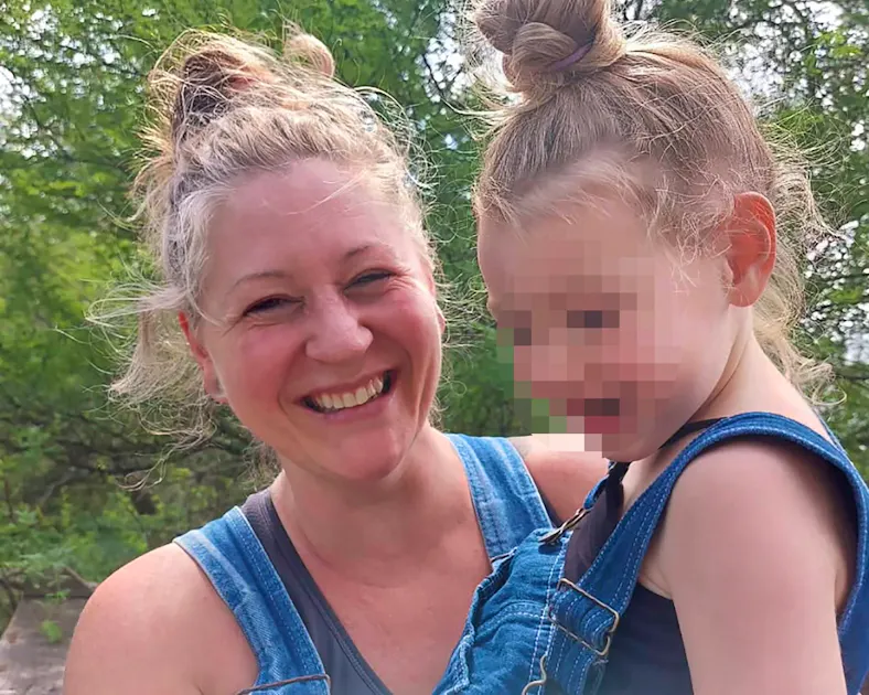 ICE train locks Canadian woman and autistic daughter (7) inside +++ Woman ...