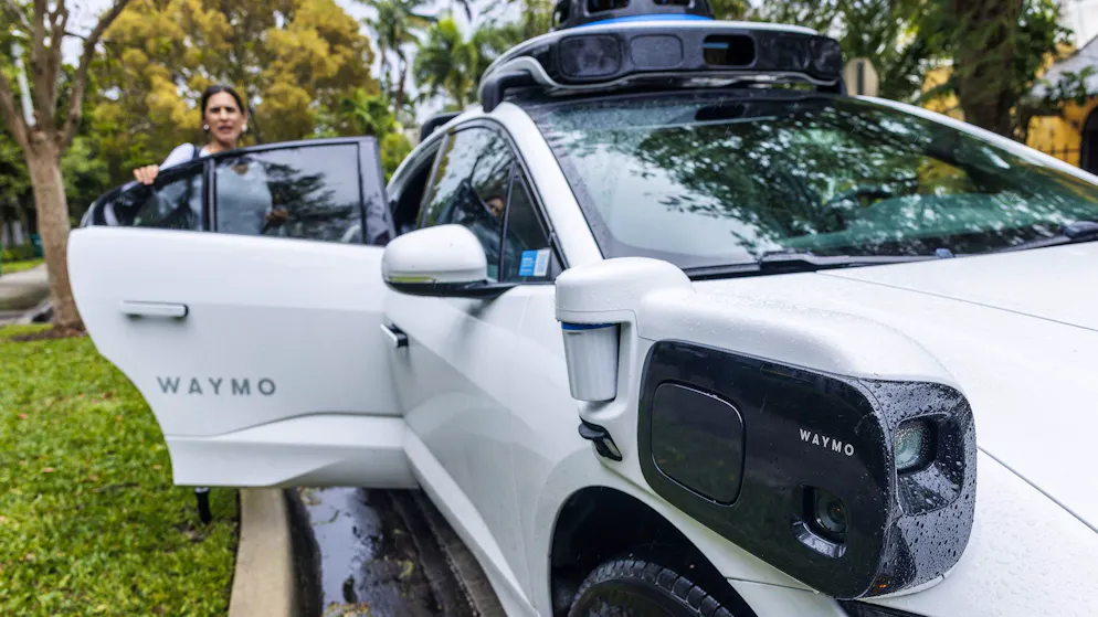 Eine Kundin besteigt am 22. Januar ein selbstfahrendes Taxi von Waymo in Miami, Florida.0