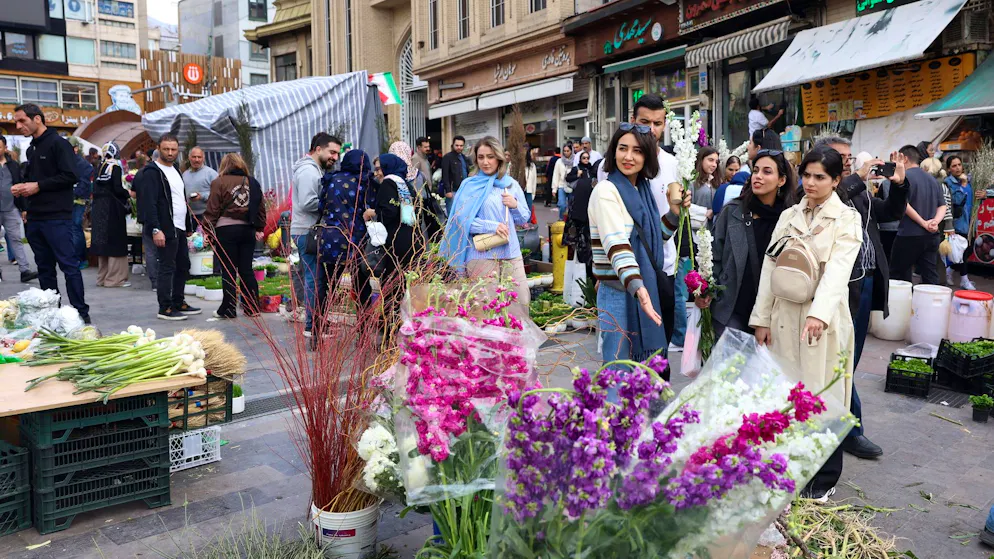 Menschen in Teheran am Donnerstag beim Einkauf für das persische Neujahrsfest. 
