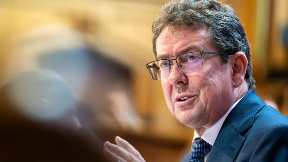 Ieri, a nome del Consiglio federale, il capo del Dipartimento federale dei trasporti (DATEC) Albert Rösti si è espresso contro il progetto.