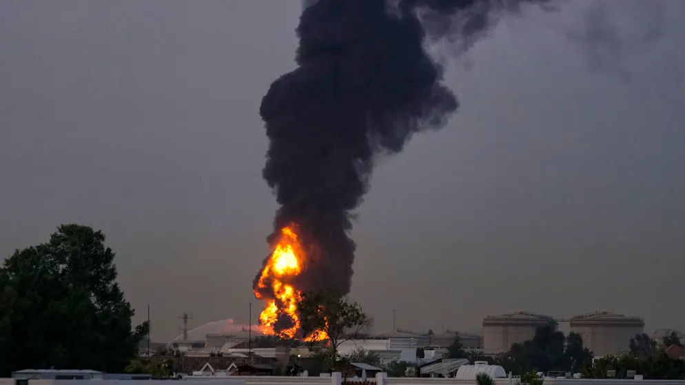 Flammen und Rauch nach einem iranischen Angriff, bei dem ein Treibstofftank in der Nähe des Dubai International Airport in Brand gesetzt wurde. (16. März 2026)