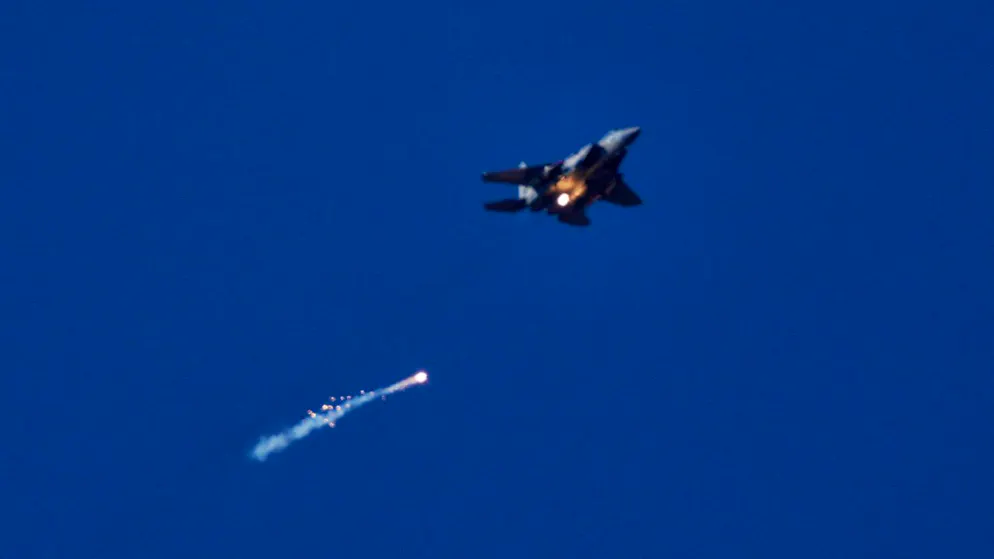 ARCHIV - Ein Kampfflugzeug der israelischen Luftwaffe feuert Leuchtraketen über dem Gazastreifen ab, zu sehen vom Süden Israels aus. Foto: Ariel Schalit/AP/dpa