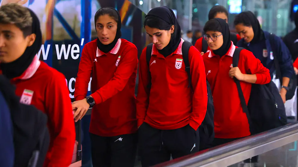 Mitglieder der iranischen Frauen-Fussballnationalmannschaft am Kuala Lumpur International Airport in Malaysia. (11. März 2026) EPA/FAZRY ISMAIL