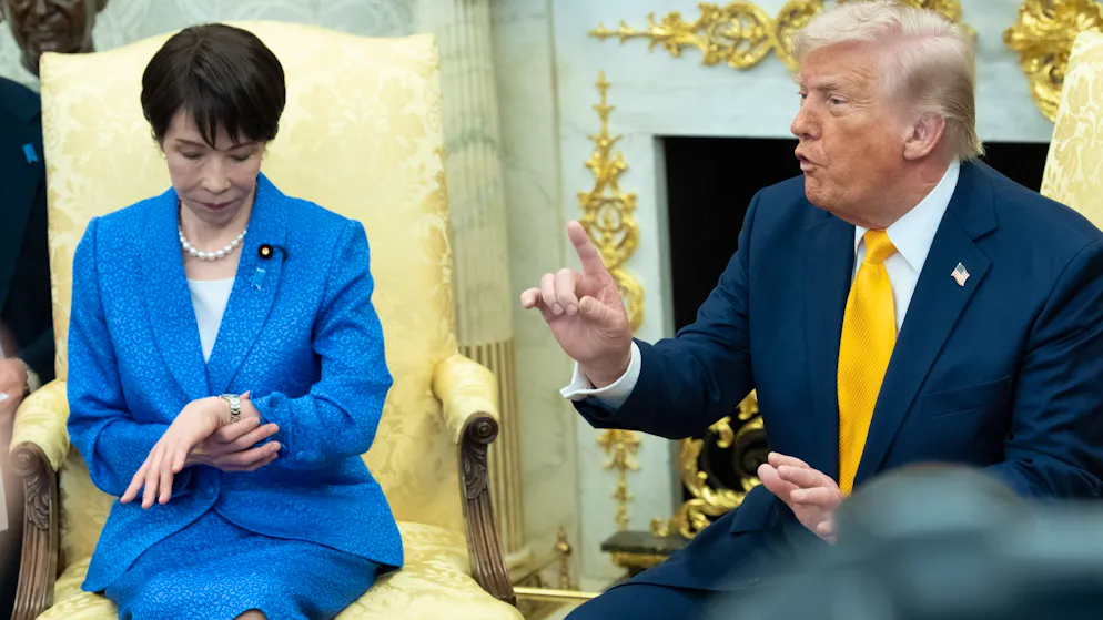 Donald Trumps Auftritte im Oval Office sind um einen bizarren Moment reicher: Besuch der japanischen Regierungschefin SanaeTakaichi (l.) beim US-Präsidentin am Donnerstag.