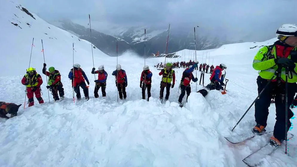 Rettungsdienste suchen nach dem Lawinenabgang an der Hohen Ferse in den Stubaier Alpen nach Verschütteten.