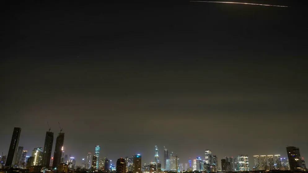 dpatopbilder - Die Überreste einer iranischen Rakete sind am Himmel über Tel Aviv zu sehen, nachdem sie am Samstagmorgen abgefangen wurde. Foto: Maya Levin/AP/dpa