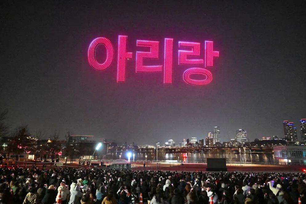 Des drones illuminent le ciel nocturne en formant un mot coréen lié au nouvel album de BTS, «ARIRANG», à Séoul, le 20 mars 2026.