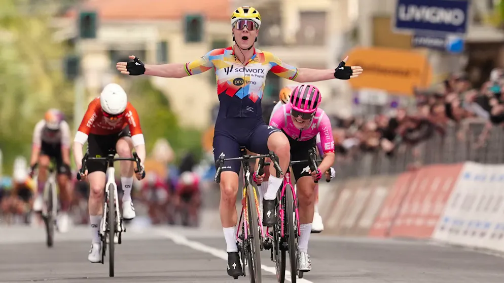 Mailand-Sanremo: Horror-Sturz im Frauen-Rennen - Gallery. Lotte Kopecky holte sich bei Mailand-Sanremo den Sieg.