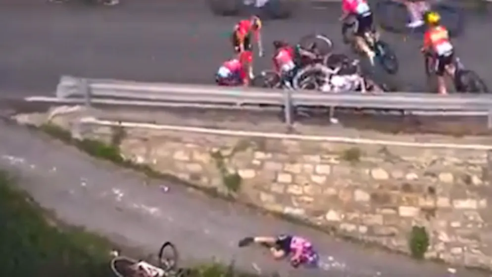 Mailand-Sanremo: Horror-Sturz im Frauen-Rennen - Gallery. Die Italienerin Debora Silvestri beim Radrennen Mailand-Sanremo über eine Leitplanke einige Meter in die Tiefe.