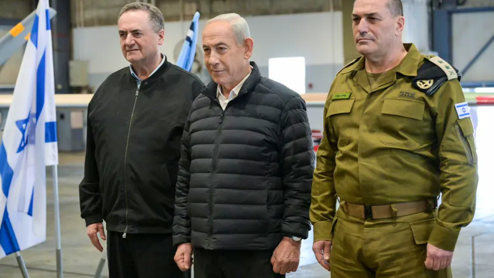 ARCHIV - Israels Verteidigungsminister Israel Katz, Ministerpräsident Benjamin Netanjahu und  Militärchef Ejal Zamir (von links). Foto: Maayan Toaf/Israel Gpo/ZUMA Press Wire/dpa/Archivbild