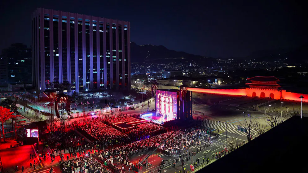 BTS zurück auf der Bühne – Mega-Konzert in Seoul - Gallery. Die Polizei erwartete im Vorfeld rund 260’000 Menschen rund um den Konzert-Platz.