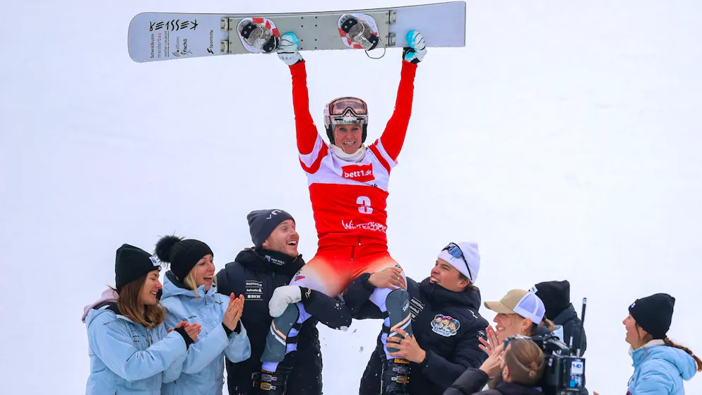Julie Zogg (SUI) est portée sur les épaules de ses coéquipiers après la dernière course de sa carrière.