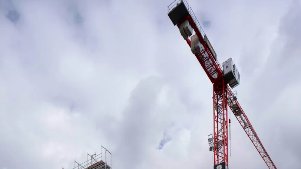 Le voleur en fuite s'est réfugié sur une grue et a grimpé sur le contrepoids à environ 20 mètres de hauteur. Il a finalement pu être convaincu de redescendre de lui-même de la grue, avant d'être arrêté (image d'illustration).