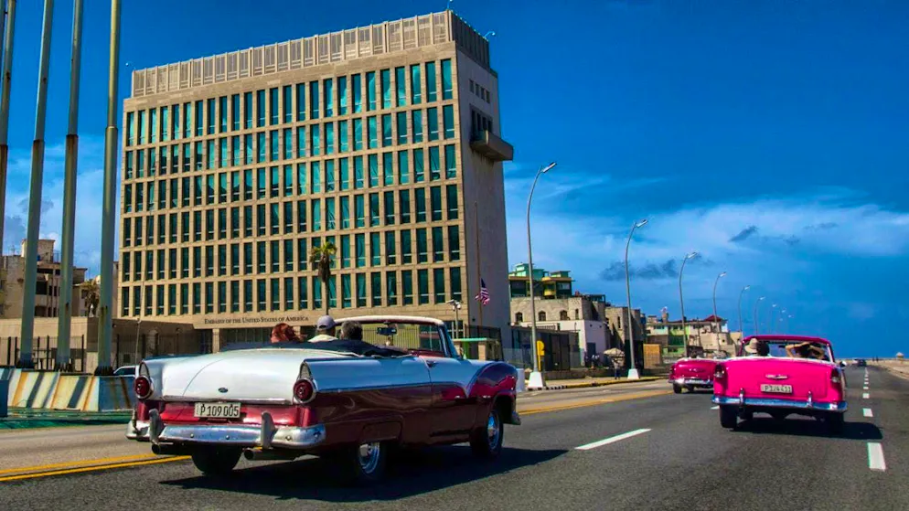 ARCHIVE - Tourists drive past the US embassy in classic convertibles on the Malecon. Photo: Desmond Boylan/AP/dpa