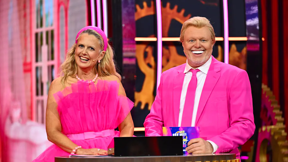 Barbie und Ken bei RTL: Barbara Schöneberger und Stefan Raab warfen sich in «Wer weiss wie wann was war?» in auffälligen Zwirn.