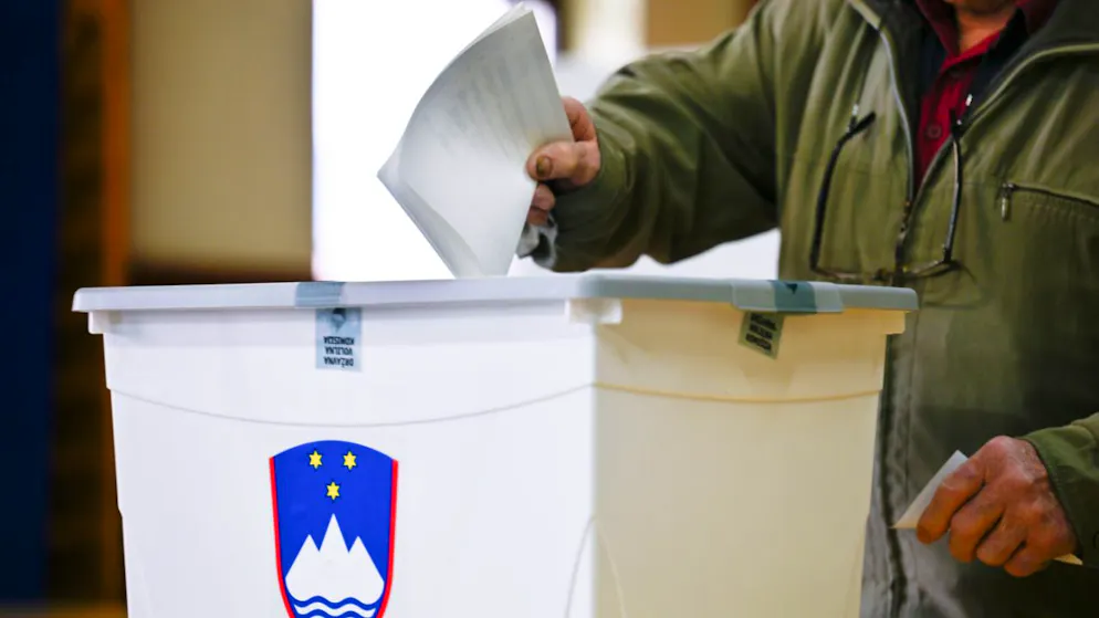 dpatopbilder - Menschen geben ihre Stimme in einem Wahllokal für die Parlamentswahlen in Slowenien ab. Foto: Denes Erdos/AP/dpa
