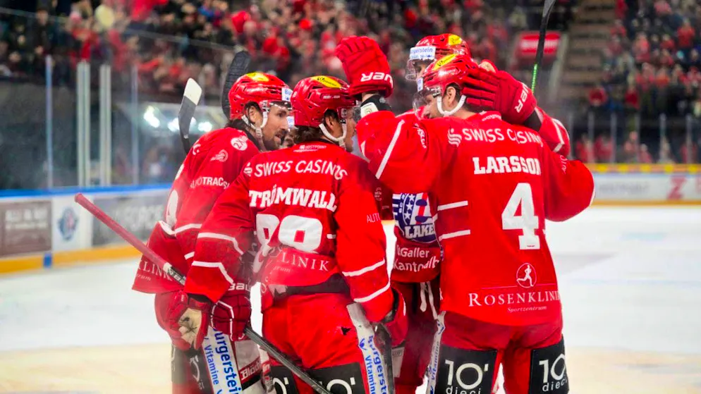 The Rapperswil-Jona Lakers players can celebrate their 2-0 win in the series against Fribourg-Gottéron