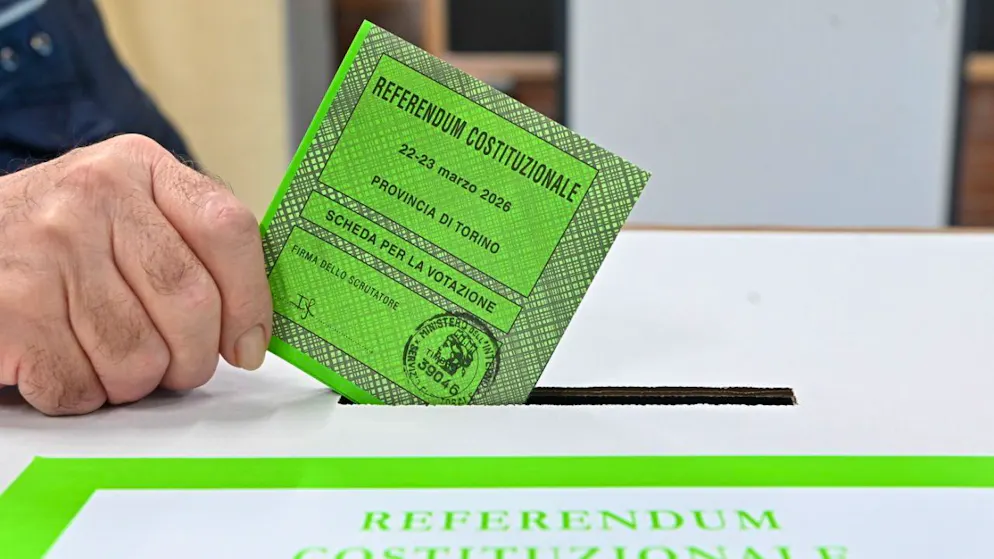Les bureaux de vote fermeront lundi après-midi et les résultats sont attendus le jour même. Les derniers sondages indiquent que les deux camps sont au coude à coude.