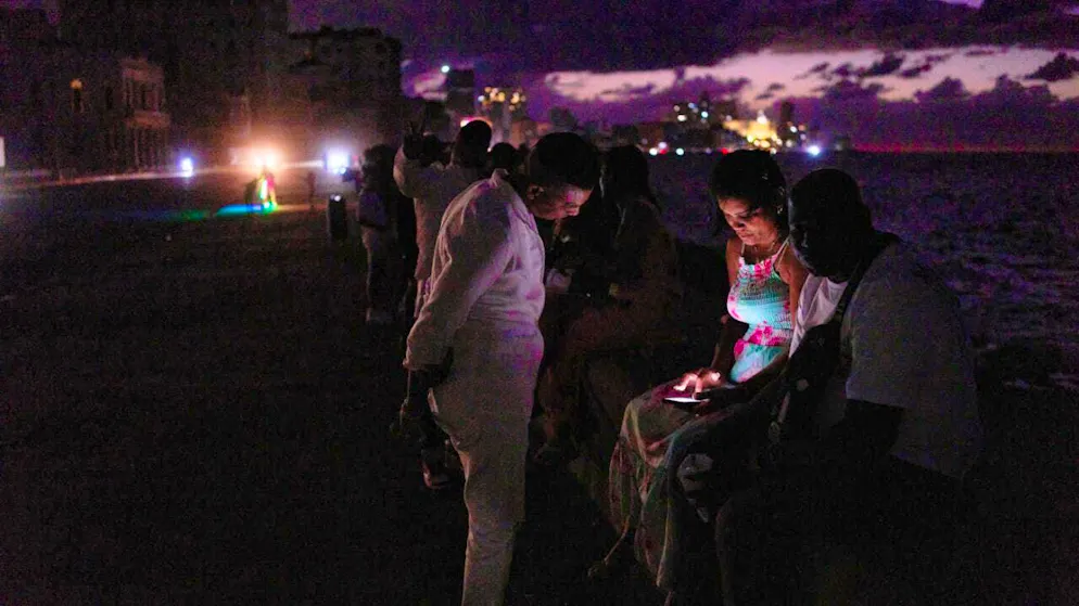 dpatopbilder - People spend the night in the dark on the Malecon during a power outage in Havana. Photo: Ramon Espinosa/AP/dpa
