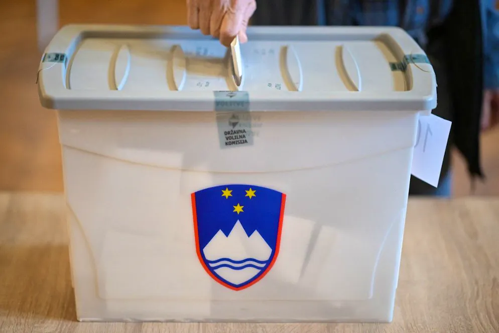 Un électeur participe aux législatives du 22 mars 2026 en Slovénie, marquées par un duel serré entre Robert Golob et Janez Janša.