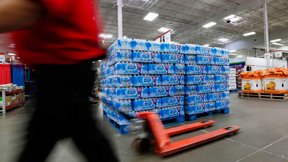 Nestlé Waters è perseguita per aver stoccato rifiuti e mantenuto quattro discariche abusive per un volume complessivo di 473'700 metri cubi, pari a 126 piscine olimpioniche. (Immagine simbolica d'archivio)