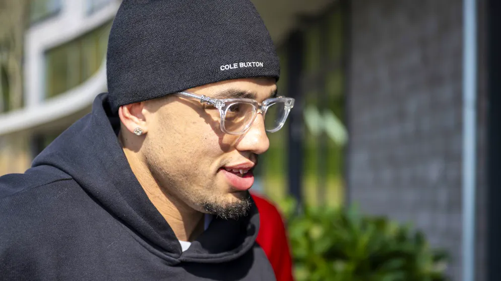 Noah Okafor à son arrivée à Horben pour le camp de l'équipe de Suisse.