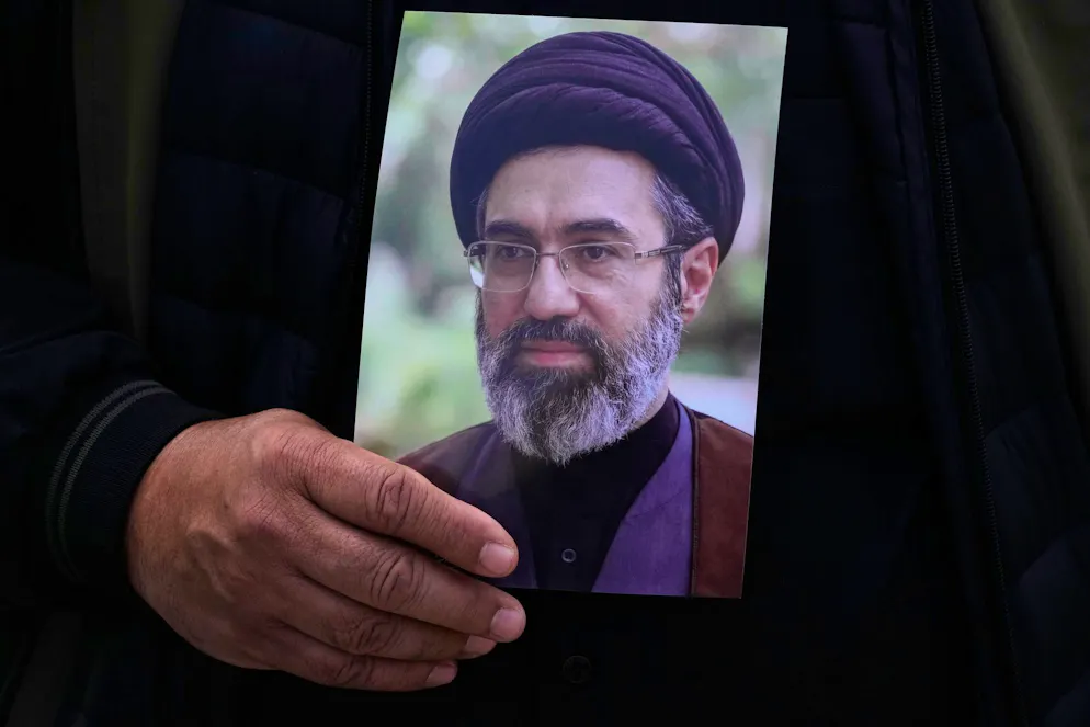 La guerra in Iran al suo 26esimo giorno. Come riferisce il «Washington Post», secondo le ultime informazioni, il nuovo leader iraniano Mojtaba Khamenei è «ferito, isolato e non risponde ai messaggi che gli vengono trasmessi».