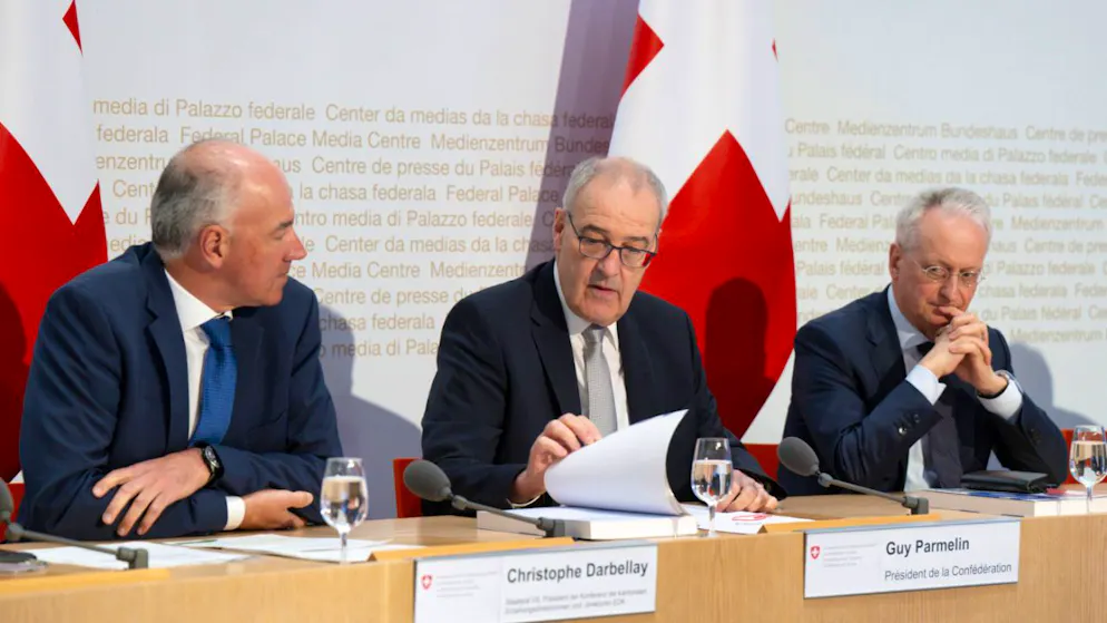 Christophe Darbellay (g) et Guy Parmelin (c) ont insisté sur l'importance de l'apprentissage pour atteindre l'objectif fixé.