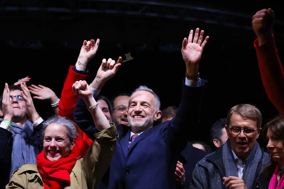 epa12842790 Emmanuel Grégoire (au centre), candidat à la mairie du Parti socialiste (PS) et de la coalition de gauche, célèbre avec ses partisans après l'annonce des résultats préliminaires du second tour des élections municipales de Paris, à Paris, en France, le 22 mars 2026. En tant que vainqueur présumé du second tour des élections municipales de 2026, Emmanuel Grégoire est désormais le maire élu de Paris, appelé à succéder à Anne Hidalgo. EPA/YOAN VALAT