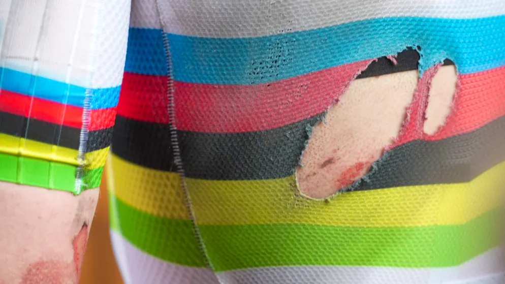 Statt in den Bus stieg Tadej Pogacar zuoberst aufs Podest - Gallery. Dieses WM-Trikot Pogacars ist nicht mehr zu gebrauchen. Nach dem Sturz 32 km vor dem Ziel dachte Pogacar ans Aufgeben