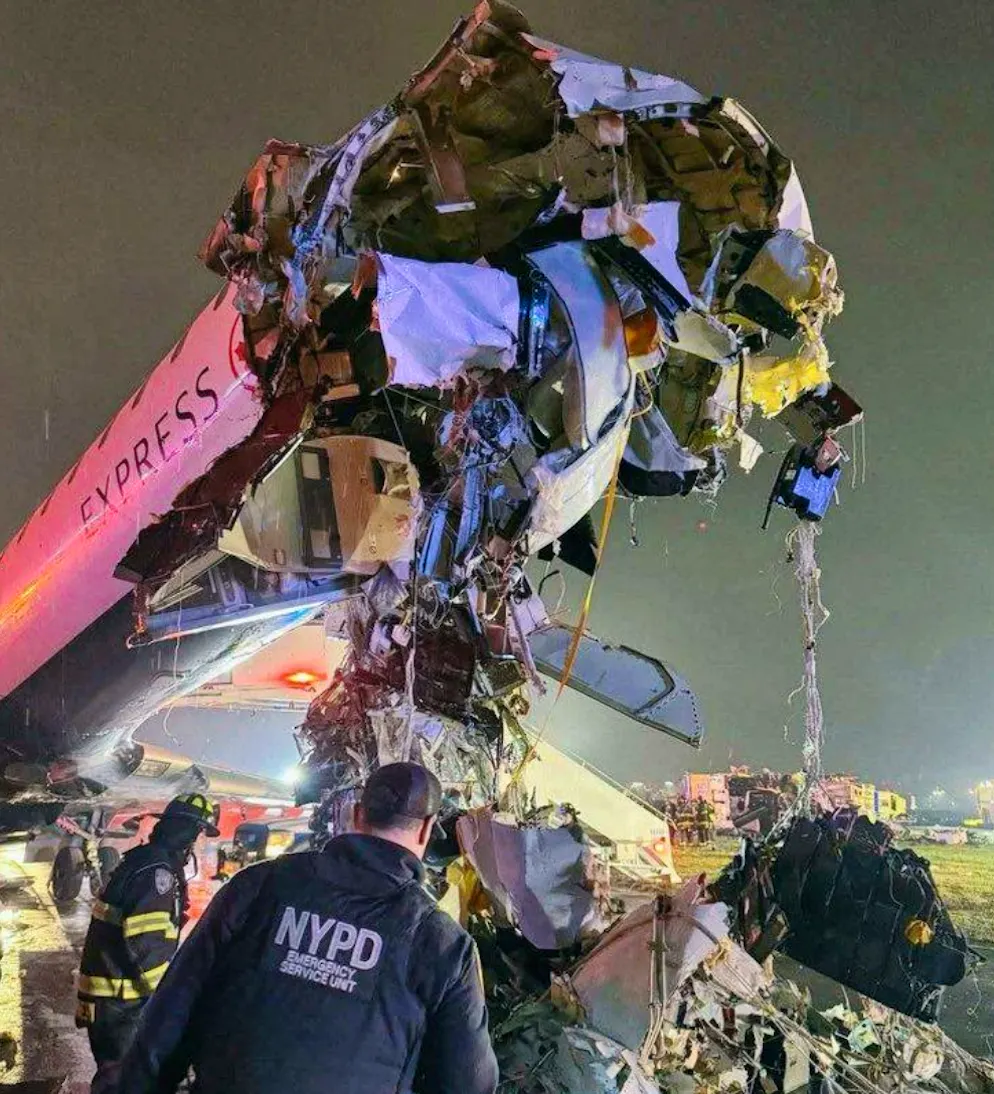 Dieses Foto zeigt die Maschine am Flughafen LaGuardia aus der Nähe. 