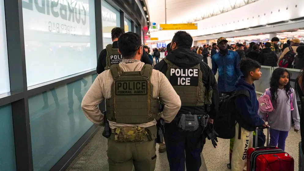 Lange Schlangen am Flughafen: ICE-Beamte helfen aus am John F. Kennedy International Airport in New York City. (Archivbild)