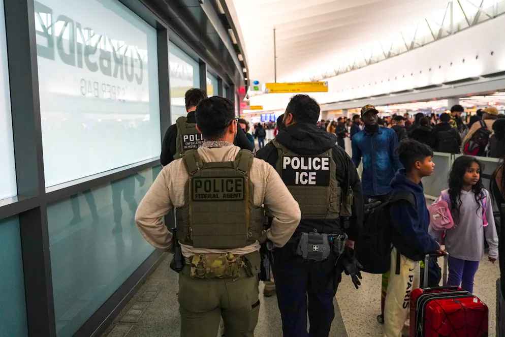 ICE-Agenten im Terminal 5 des John F. Kennedy International Airport (JFK) in New York City.