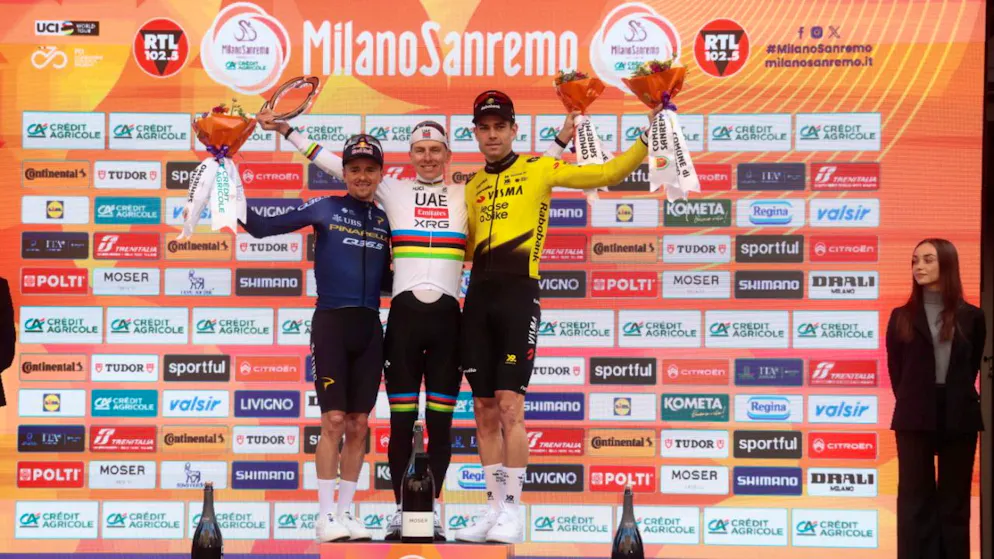 Statt in den Bus stieg Tadej Pogacar zuoberst aufs Podest - Gallery. Die besten auf dem Podest unter sich: Tom Pidcock (links/2.), Tadej Pogacar (Mitte) und Wout van Aert (3.)
