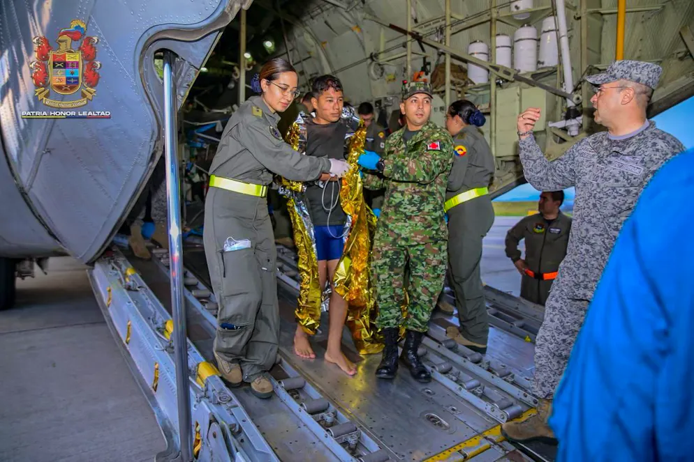 Une photo fournie par les Forces armées colombiennes (FFMM) montre des équipes de secours et des membres de l'armée colombienne transportant un survivant blessé d'un accident d'avion au Commandement du transport aérien militaire (CATAM) à Bogota, en Colombie, le 23 mars 2026.