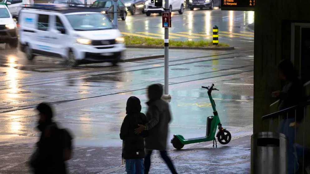 In general, e-bikes and e-scooters may only be ridden from the age of 14 with a moped driver's license and from the age of 16 without a license. (archive picture)