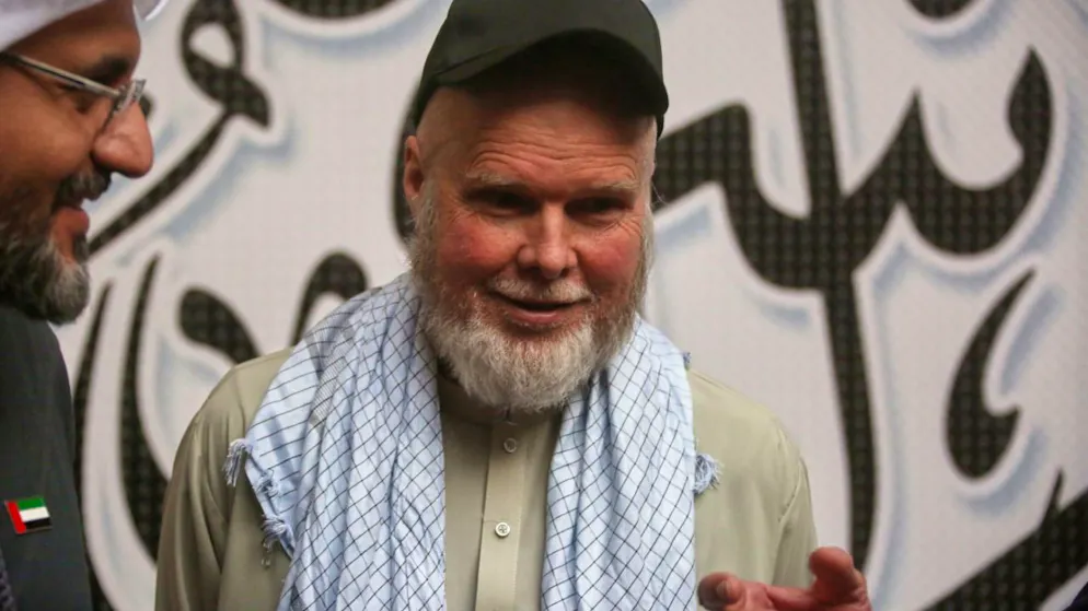 Dennis Coyle sorride prima di salire su un aereo all'aeroporto di Kabul.