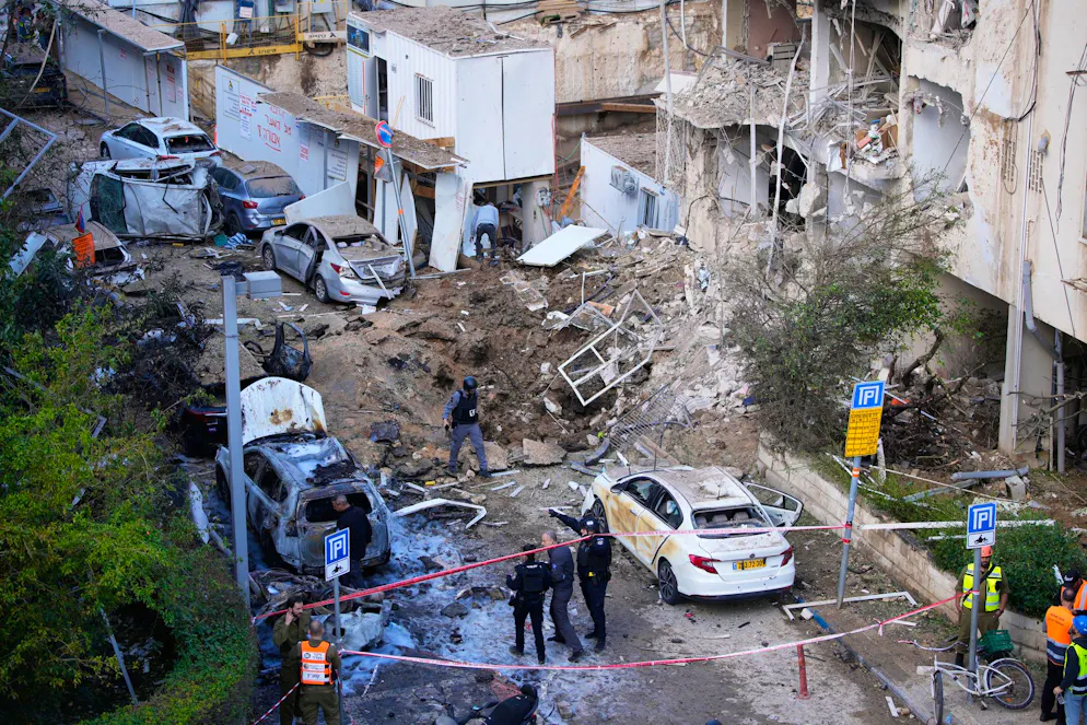La guerra in Iran al suo 26esimo giorno. Un missile iraniano colpisce Tel Aviv il 24 marzo.