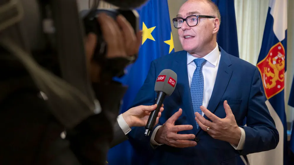 Il consigliere federale Martin Pfister ritratto durante la sua visita in Finlandia