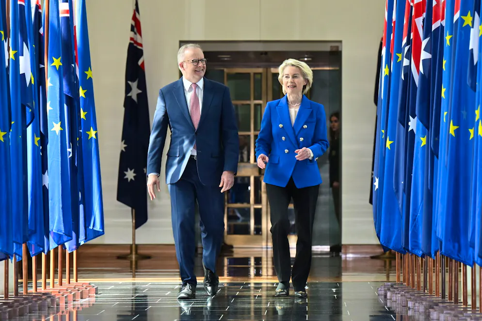 Le Premier ministre australien Anthony Albanese et la présidente de la Commission européenne Ursula von der Leyen marchent ensemble après s'être adressés aux députés et aux sénateurs lors d'une séance conjointe à la Chambre des représentants, au Parlement de Canberra, en Australie, le 24 mars 2026.