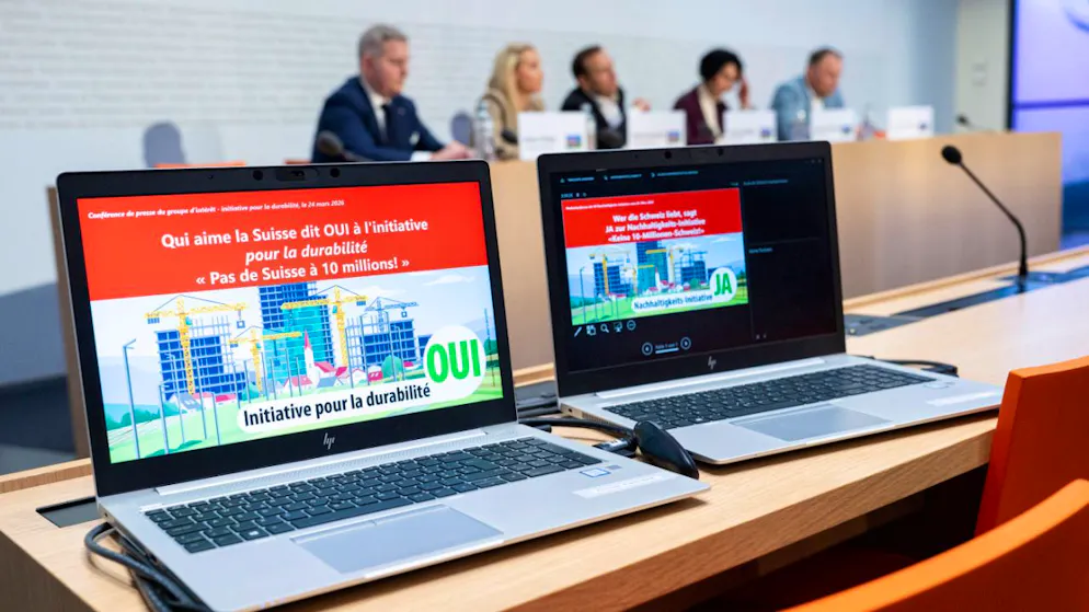 Fünf Parlamentsmitglieder der SVP stellen die Kampagne für die Volksinitiative "Keine 10 Millionen-Schweiz" in Bern den Medien vor. Darüber abgestimmt wird am 14. Juni.