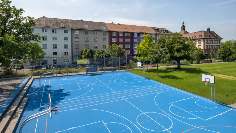 Die Taten ereigneten sich bei der Dreirosenanlage in Basel. Dort soll der Polizist zwei Asylsuchende gemäss Gerichtsurteil brutal verprügelt haben. (Symbolbild)