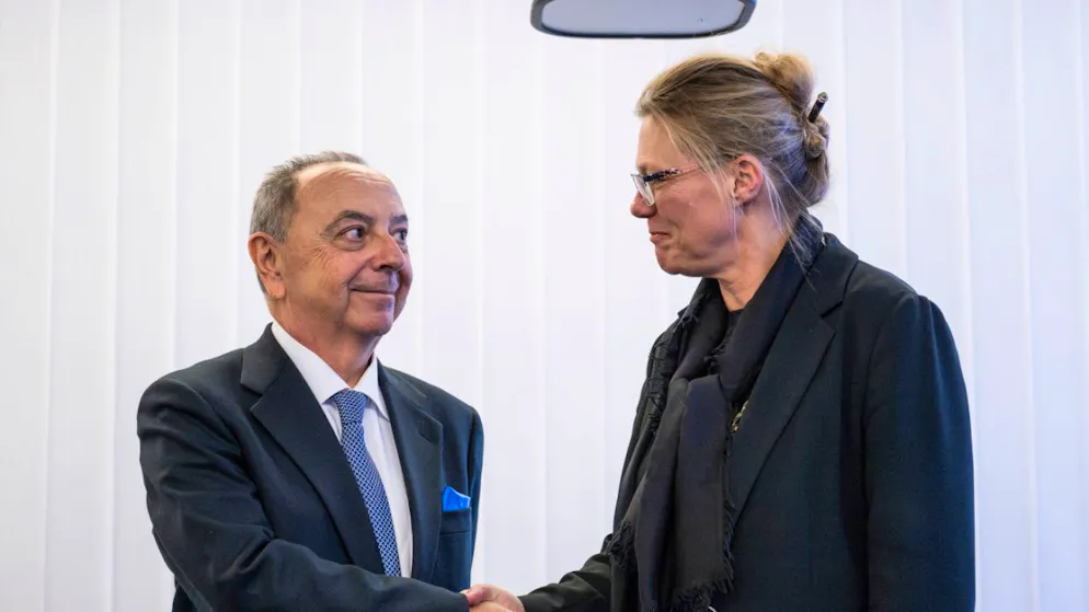 Die Walliser Justiz gibt den italienischen Ermittler zur Brandkatastrophe in Crans-Montana Einsicht in die Akten. Die Generalstaatsanwältin des Kantons Wallis, Beatrice Pilloud, hier im Bild beim Treffen im Februar mit ihrem  Amtskollegen Francesco Lo Voi, leitet die Untersuchungen. (Archivfoto)