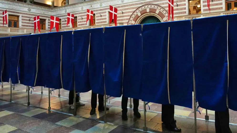 dpatopbilder - Menschen in einem Wahllokal in Dänemark. Foto: Sergei Grits/AP/dpa