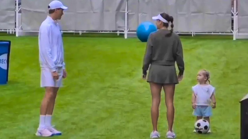 Ecco il video. Jannik Sinner prova a giocare a palla con la figlia di Belinda Bencic, una dolce scena a Miami