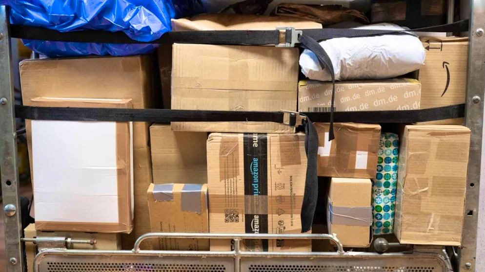 Countless parcels arrive in the EU from online retailers such as Shein, Temu, AliExpress and others. The flood of small parcels is expensive - a handling fee is intended to help cover the rising costs. (archive image)
