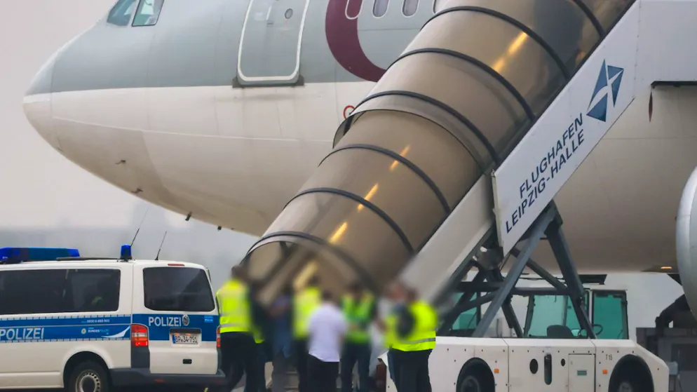 ARCHIV - Menschen besteigen ein Flugzeug der Qatar Airways, vor dem Fahrzeuge der Bundespolizei stehen, auf dem Vorfeld am Flughafen Leipzig/Halle. (zu dpa: «Fast zwei Drittel aller geplanten Abschiebungen gescheitert») Foto: Jan Woitas/dpa - ACHTUNG: Person(en) wurde(n) aus rechtlichen Gründen gepixelt