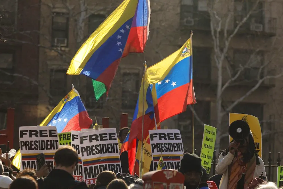 Des militants de petites organisations de gauche brandissent des pancartes hostiles à la politique de Donald Trump: «Du Venezuela à l'Iran, assez de sanctions et de bombes!».